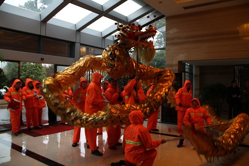 龍騰馬躍開(kāi)門紅